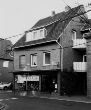 -88- Dies Haus markiert das Ende der Häusezeile Am Markt, Fahrradgeschäft K.-H. Arkenau