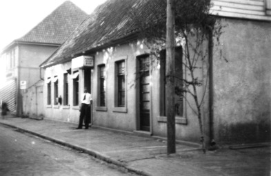 -52- Am Markt 4, Arnold Bahlmann (Timpen Ornd) betrieb hier eine Gaststätte und seine Frau Adele, geborene Buschmann ein Putzgeschäft.