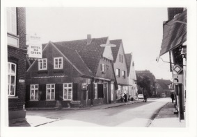 -57- Blickrichtung Westen - Vorbesitzer des Gasthauses Assmann waren Wulf und Nietfeld. In den Nachkriegsjahren waren Heinrich Wehebrink und Reinecker Gastwirte und Lebensmittelhändler.