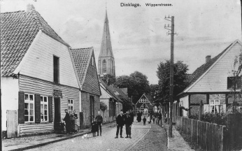 -66- Links noch relativ unverändert Wohnhaus Thölke (auf dem Schild steht: Maschinenstrickerei von Frau L. Thölke) um 1920. Später Anni Pund, geb. Thölke.