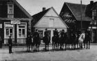 -53- Häuserreihe am Markt, heute Geschäftsfront der Firma Tepe. Das Foto zeigt das Datum 1. Mai 1935.