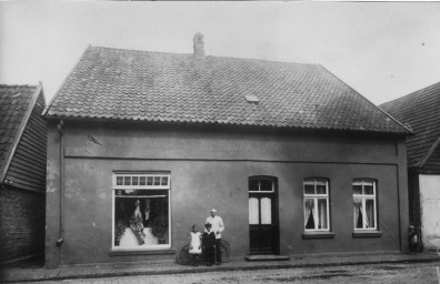 -6- Burgstraße 2, hier betrieb die Familie Mertz die Schlachterei H. Mertz. Aufnahme 1925/26
