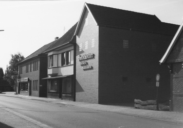 -97- Später wurde das Anwesen von Erich Horstkötter übernommen, der hier bis heute eine Versandschlachterei führt. Links daneben sieht man die Bäckerei Willenborg. Aufnahme 1992