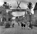 -44- Kolpingtag 1952, rechts das Haus Wansorra, Apotheke, dann Kenkel mit Blickrichtung Rathaus