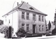 -36- Erstes Haus auf der Südseite der Bahnhofstraße. Haus Julius Mäckel kurz vor dem Abriss im Jahr 1985. Wohn- und Bürohaus von Mitbegründer und erstem Geschäftsführer der LBAG Dinklage.