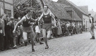 1954 Straßenlauf anläßlich der Feierlichkeien zum 50jährigen Bestehens des TVD
