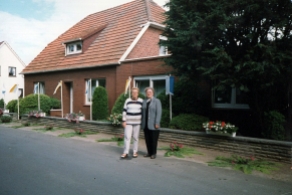 Maria Kalvelage und Maria Bosse vor dem Haus Kalvelage